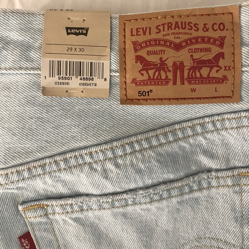 Women’s straight leg Levi’s
